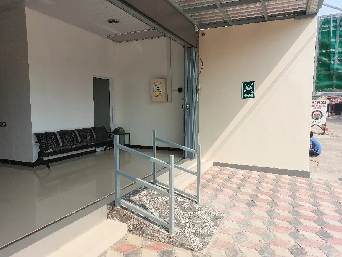 Pintu masuk dan jalur landai Klinik Pratama Amanah Medika