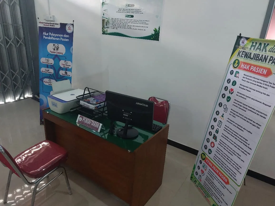Meja pendaftaran Klinik Pratama Amanah Medika