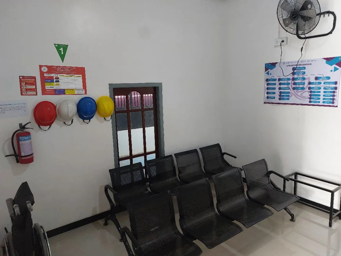 Ruang tunggu Klinik Pratama Amanah Medika